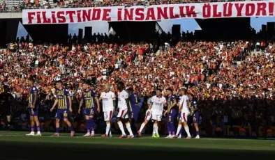Galatasaray tribünlerinde büyük duyarlılık! Unutturmuyorlar